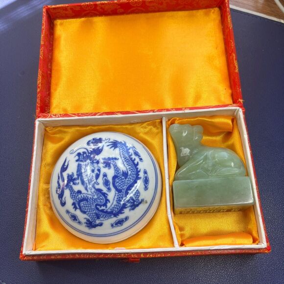 Chinese carved nephrite Ox chop w/wax box set - Picture 2 of 14